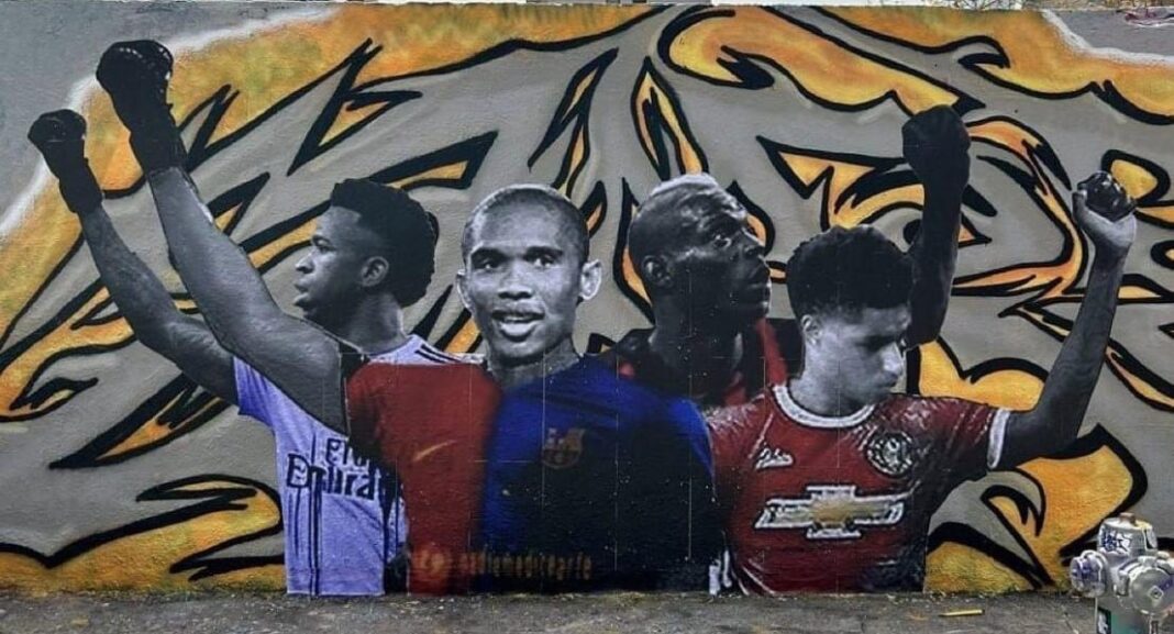 Um mural com a cara de Samuel Eto'o, elogiado por Ronaldo