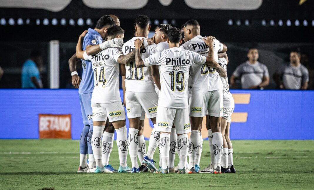 Jogadores do Santos abraçados