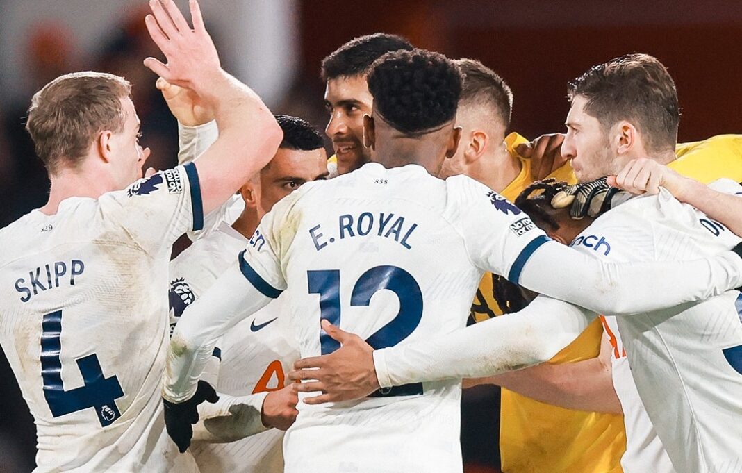 Atletas do Tottenham a celebrar um golo