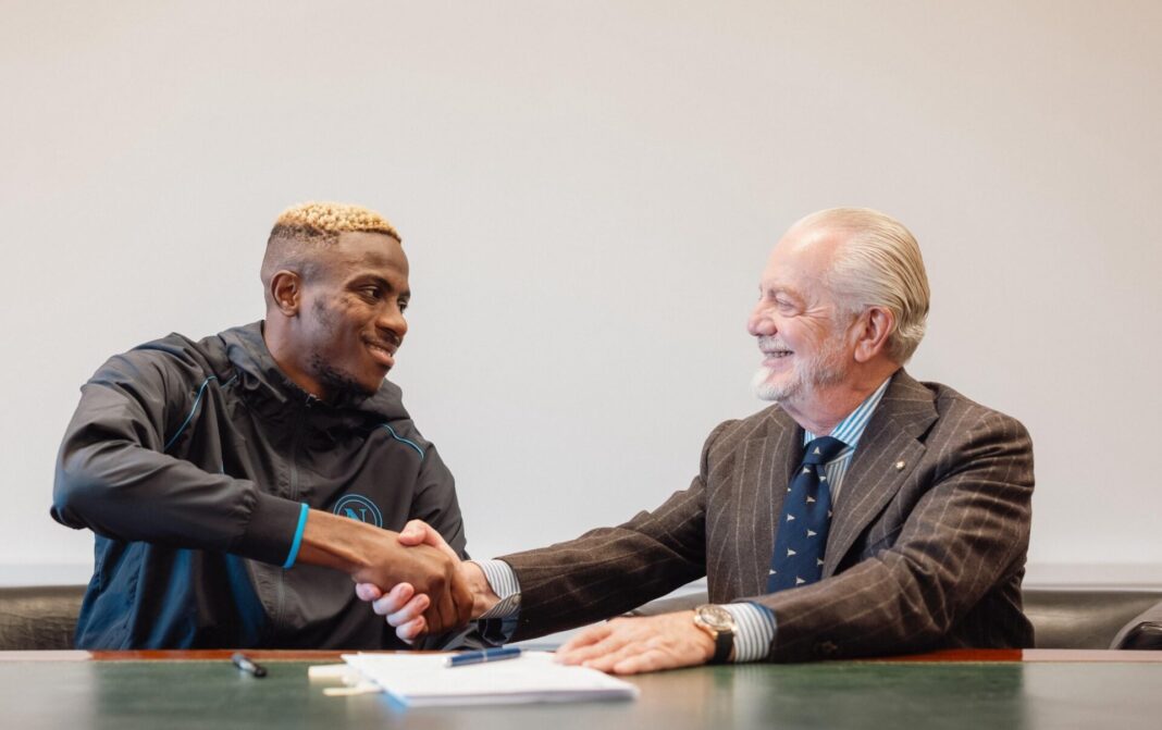 Victor Osimhen renova com o Napoli