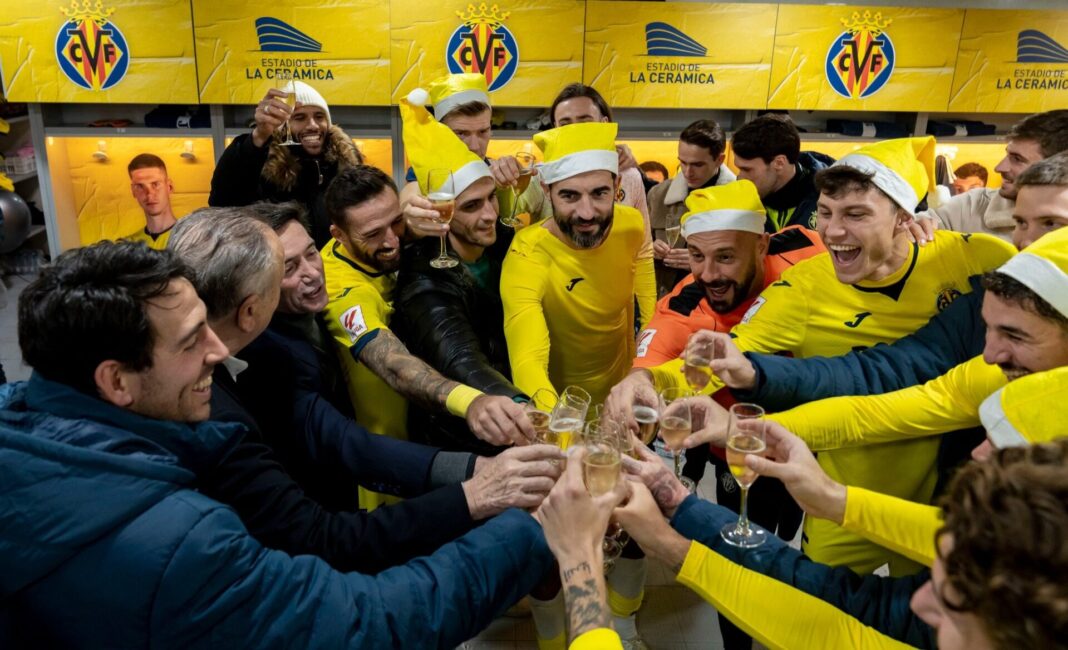 Atletas do Villarreal a beber champagne