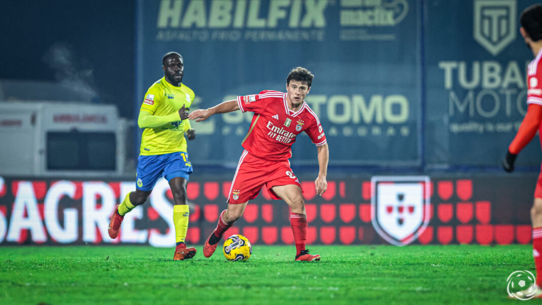 João Neves a jogar pelo Benfica frente ao Arouca