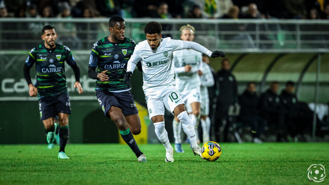 Marcus Edwards e Yaya Sithole no jogo entre Tondela e Sporting para a Taça da Liga