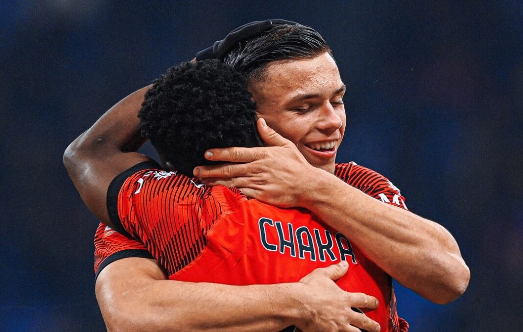 Chaka Traore abraçado a jogador do AC Milan