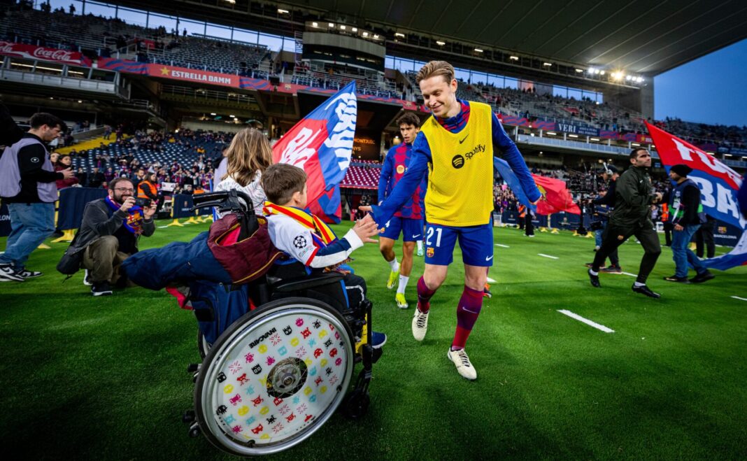 Atletas do Barcelona a entrar em campo