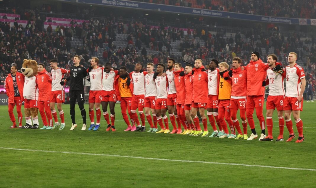 Jogadores do Bayern Munique a celebrar vitória