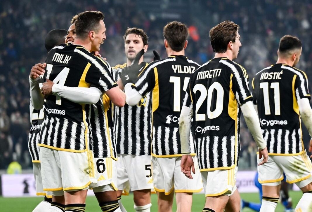 Atletas da Juventus a celebrar golo