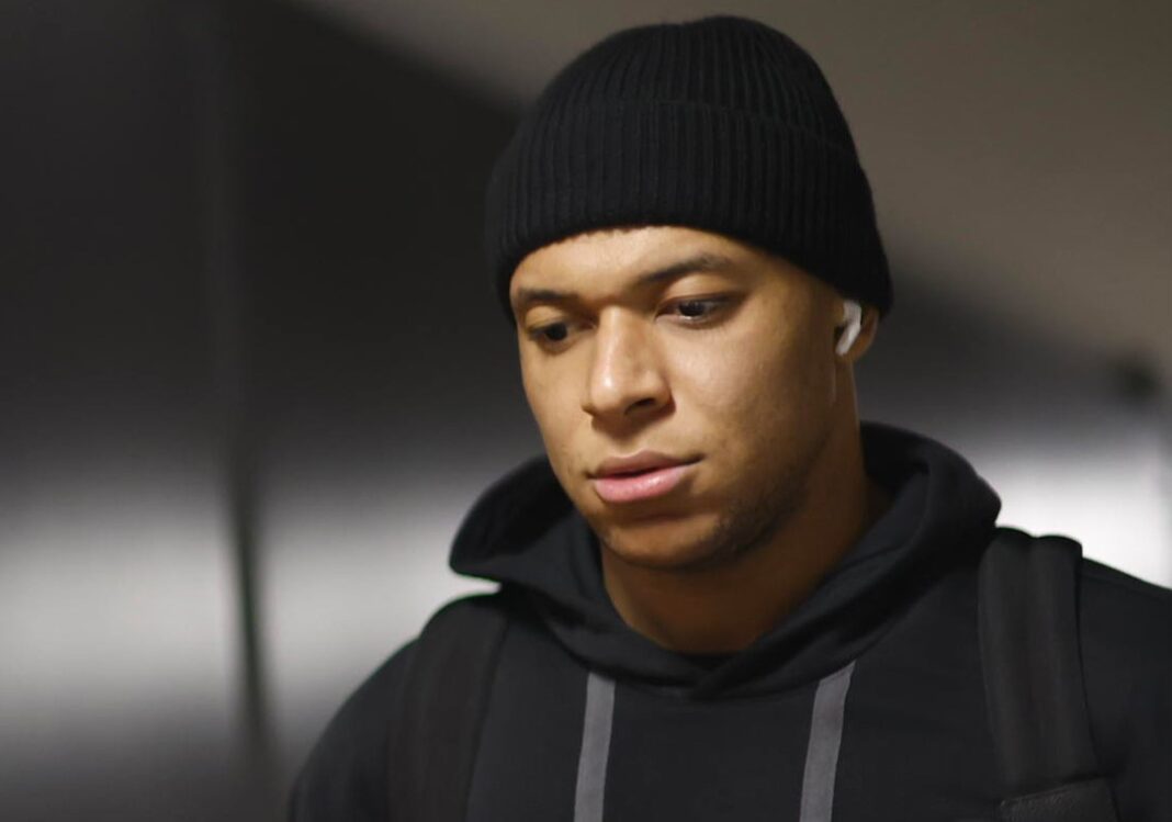 Kylian Mbappé a viajar com o PSG