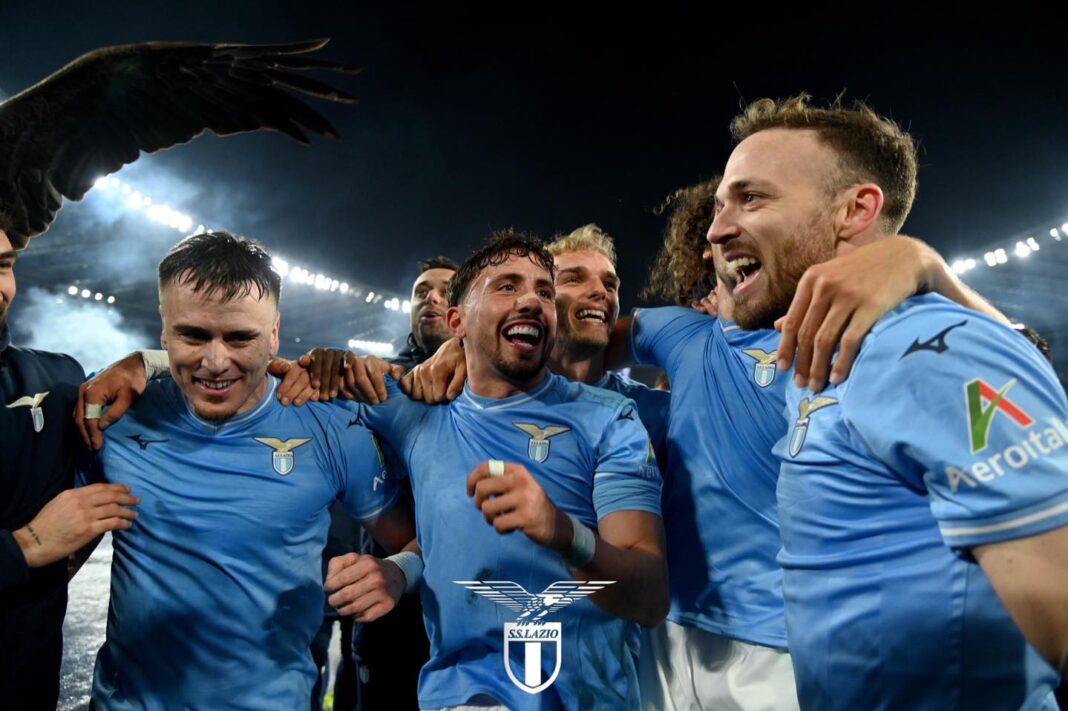 Jogadores da Lazio celebram golo