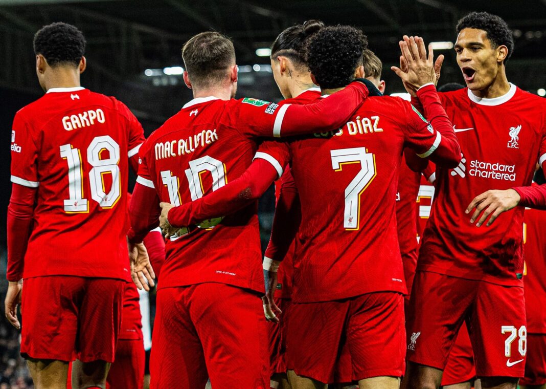 Jogadores do Liverpool celebram golo