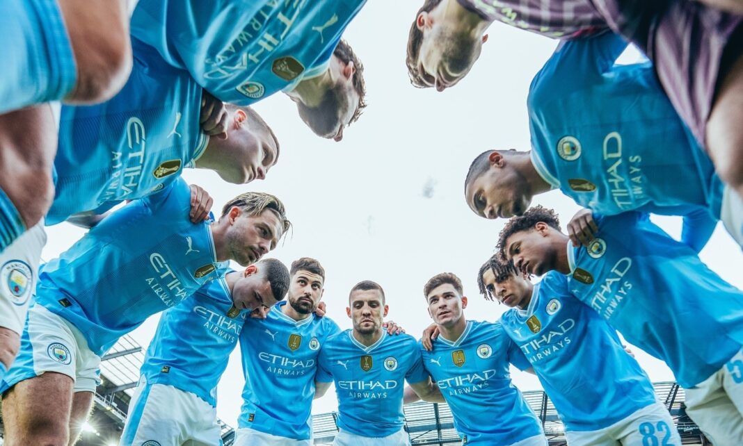 Jogadores do Manchester City em roda