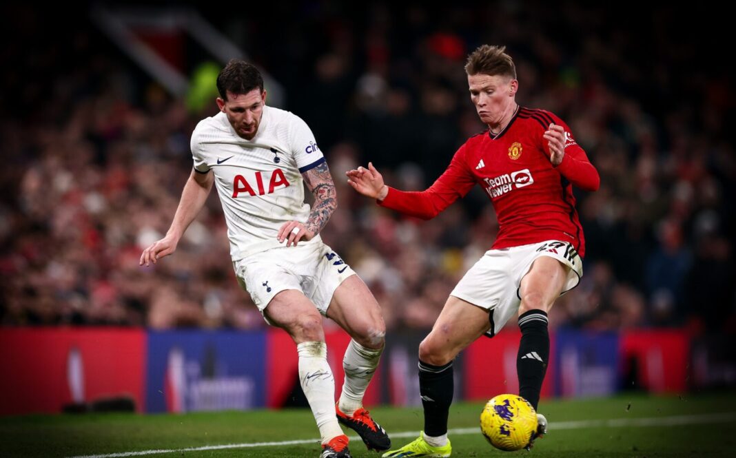 Manchester United e Tottenham a jogarem para a Premier League