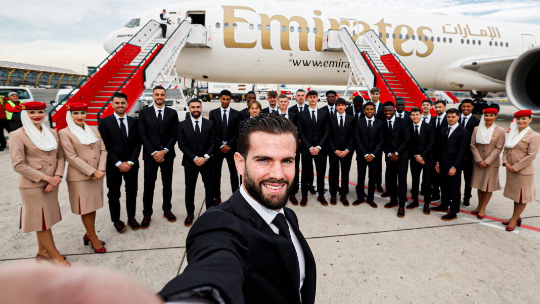 Atletas do Real Madrid com avião da Fly Emirates