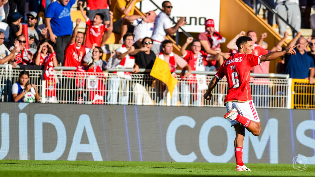 Alexander Bah a jogar pelo Benfica