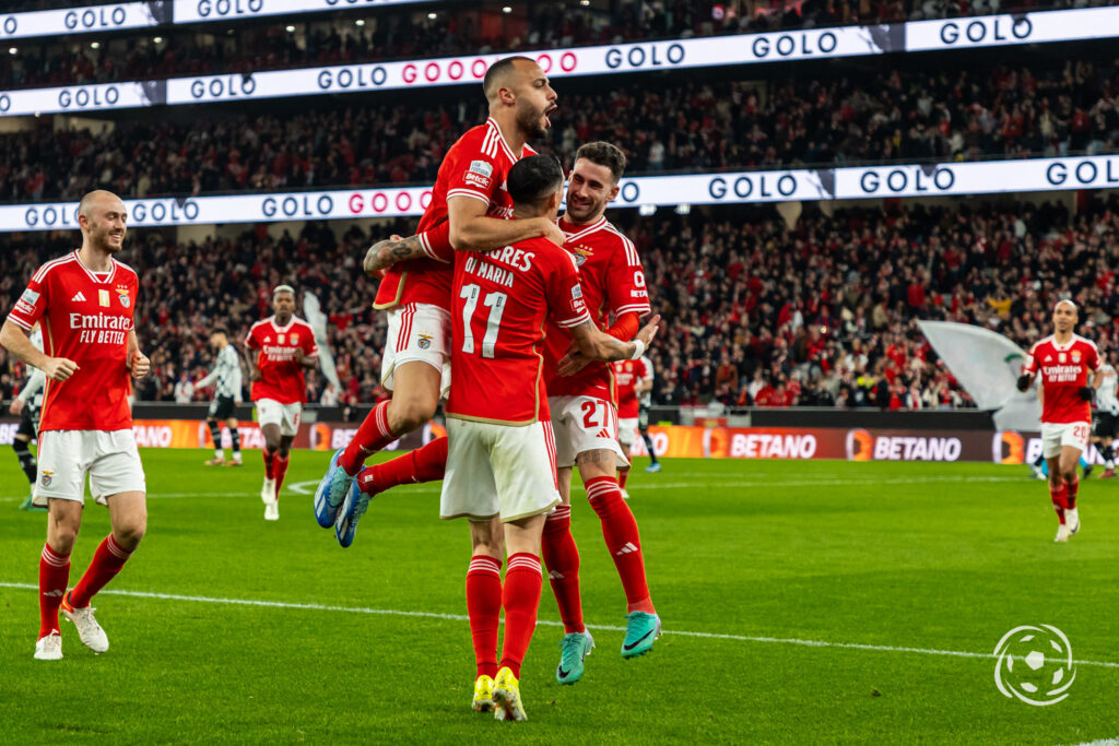 Jogadores do Benfica celebram golo