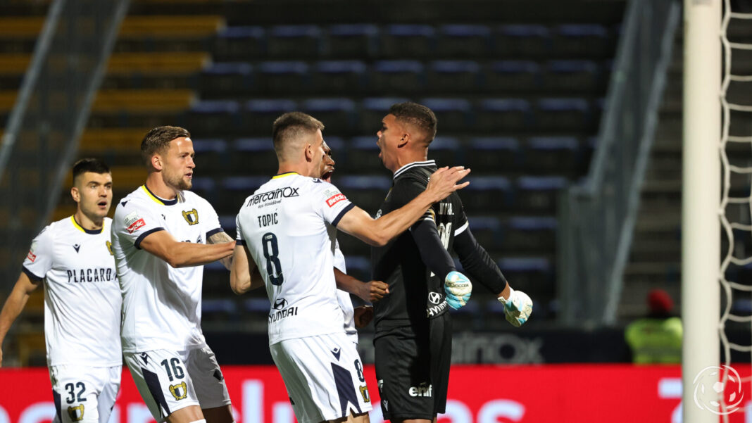 Jogadores do Famalicão a celebrar golo