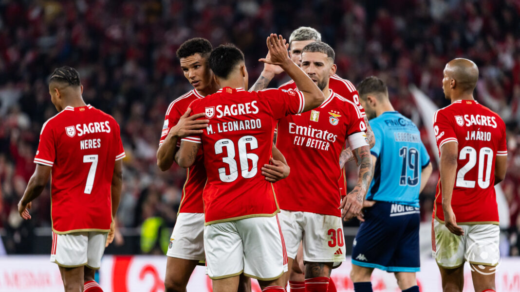 Nicolás Otamendi e jogadores do Benfica após a vitória sobre o Vizela.