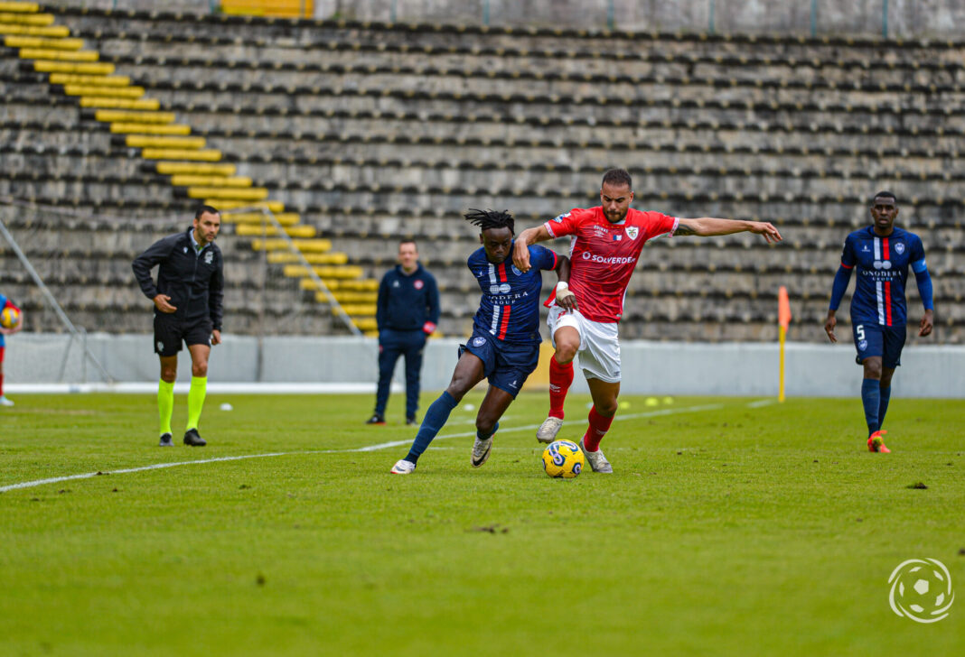 Pedro Ferreira e Balla Sangaré no jogo entre o Santa Clara e a Oliveirense