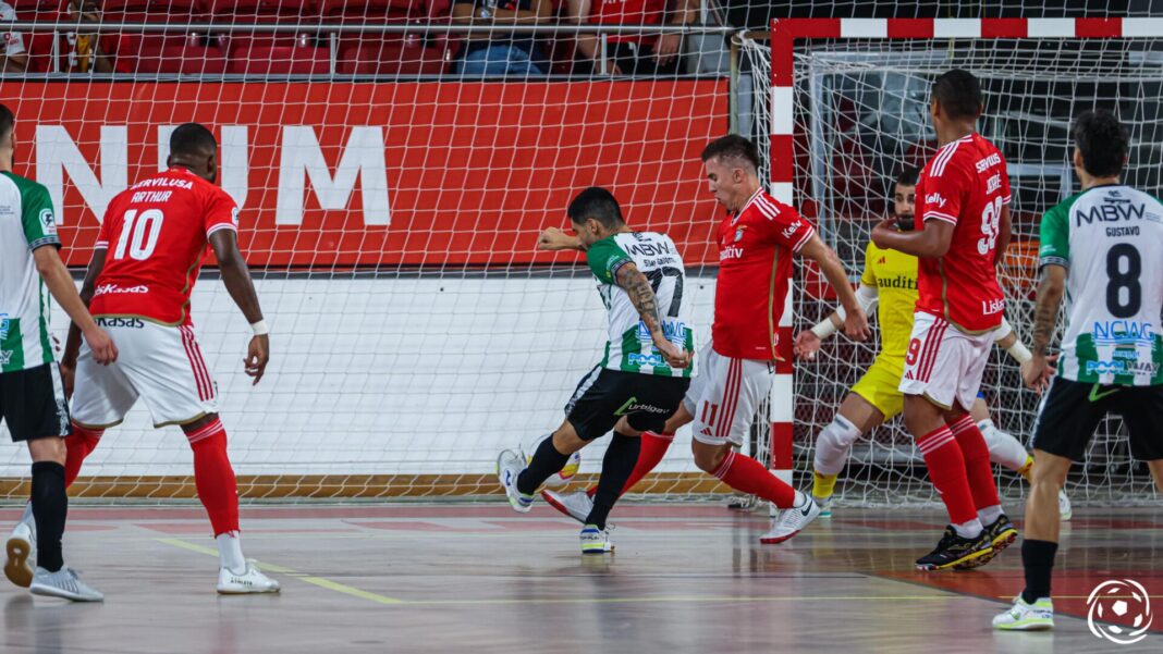 Atletas do Benfica a jogar Futsal