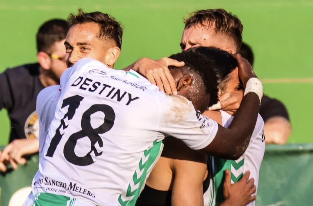 Jogadores do Antequera a celebrar golo