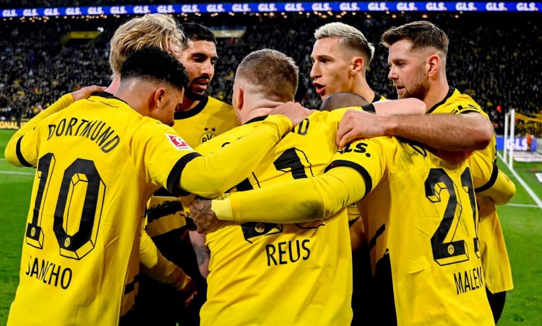 Atletas do Borussia Dortmund a celebrar