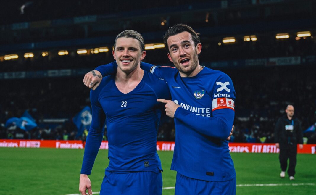 Jogadores do Chelsea a celebrarem Chilwell e Gallagher