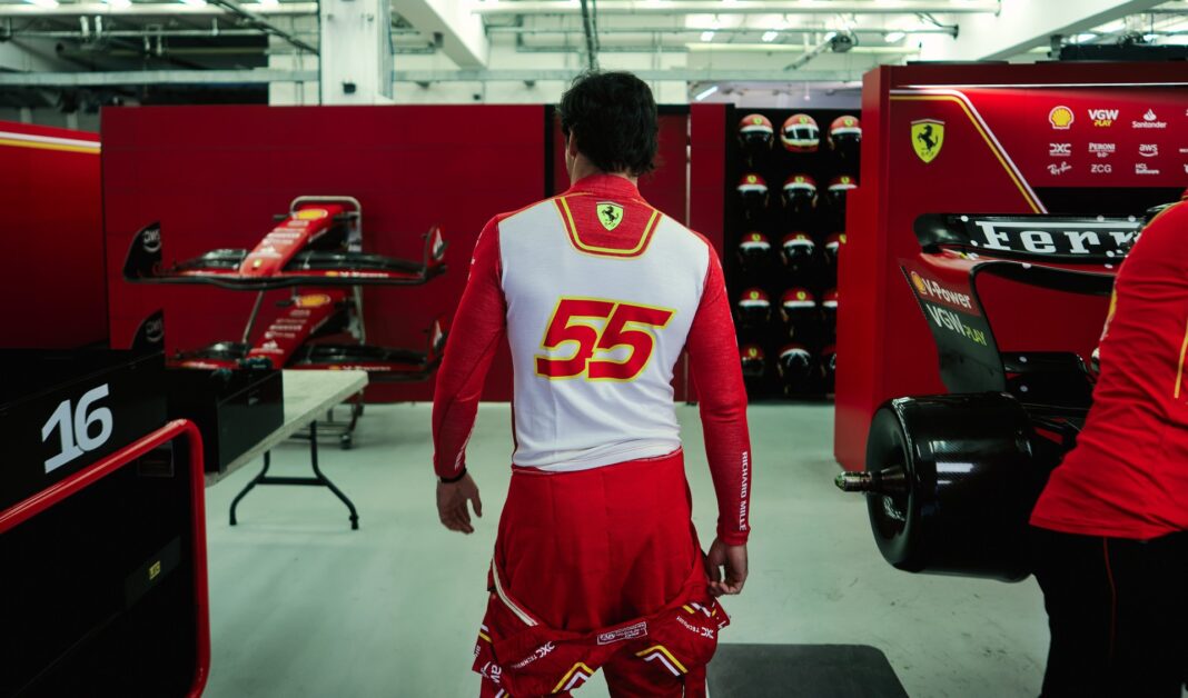Carlos Sainz a pilotar Ferrari