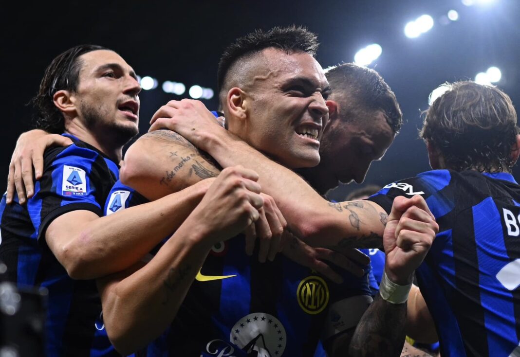 Atletas do Inter Milão celebram golo
