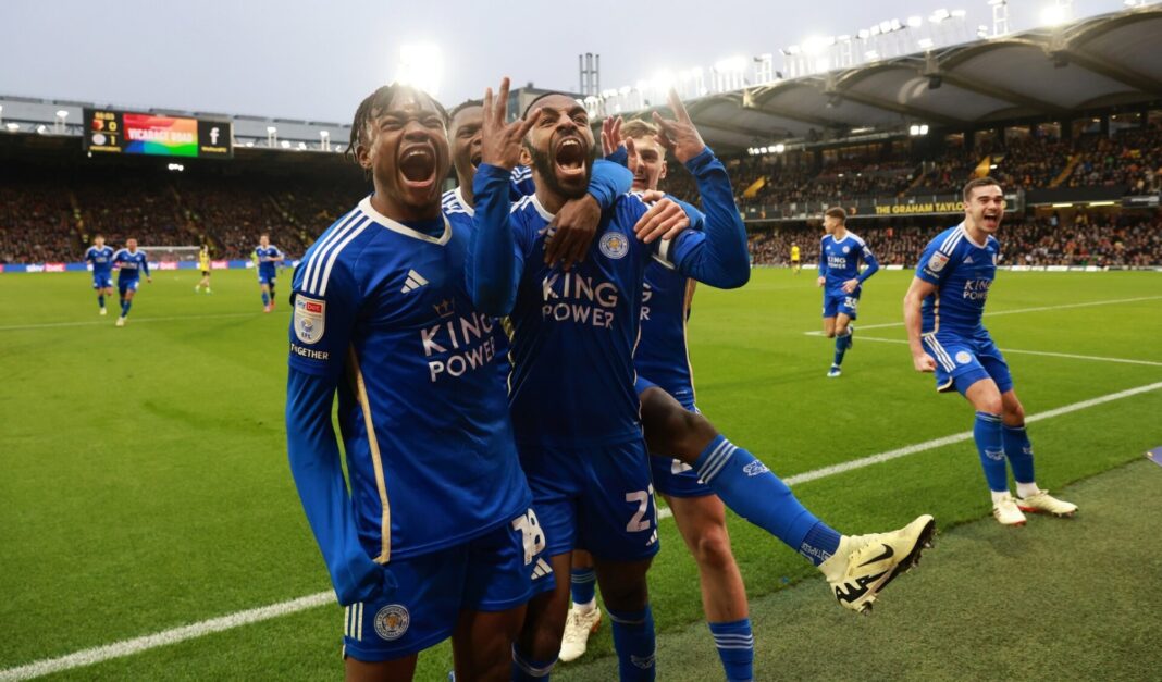 Atletas do Leicester City a celebrar golo