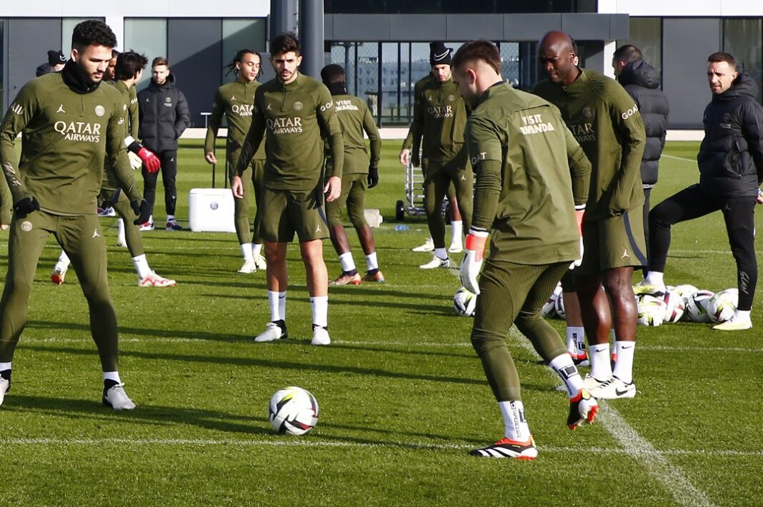 Jogadores do PSG a treinar