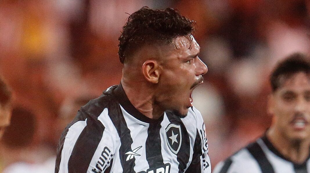 Tiquinho Soares a jogar pelo Botafogo