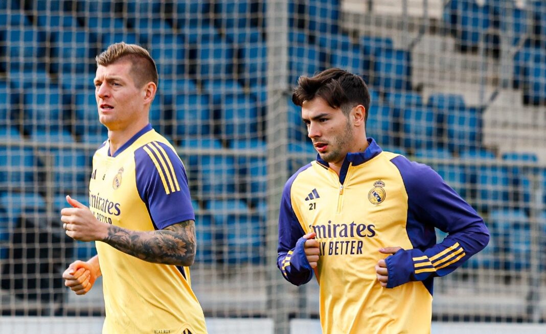 Toni Kroos e Brahim Díaz a treinar pelo Real Madrid
