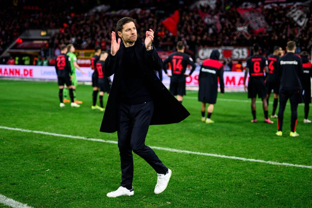 Xabi Alonso a orientar o Leverkusen