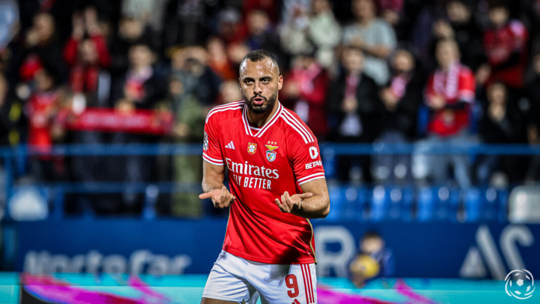 Arthur Cabral a festejar um golo no jogo entre o Vizela e o Benfica