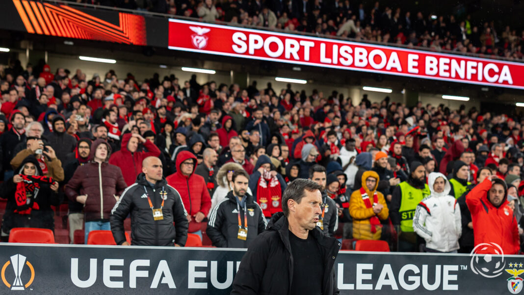 Roger Schmidt a orientar o Benfica na Liga Europa