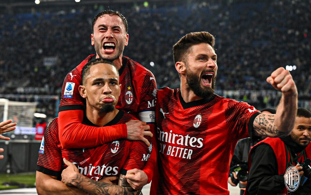 Jogadores do AC Milan celebram golo