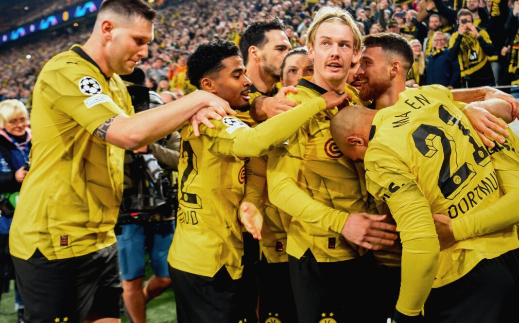 Borussia Dortmund a celebrar golo