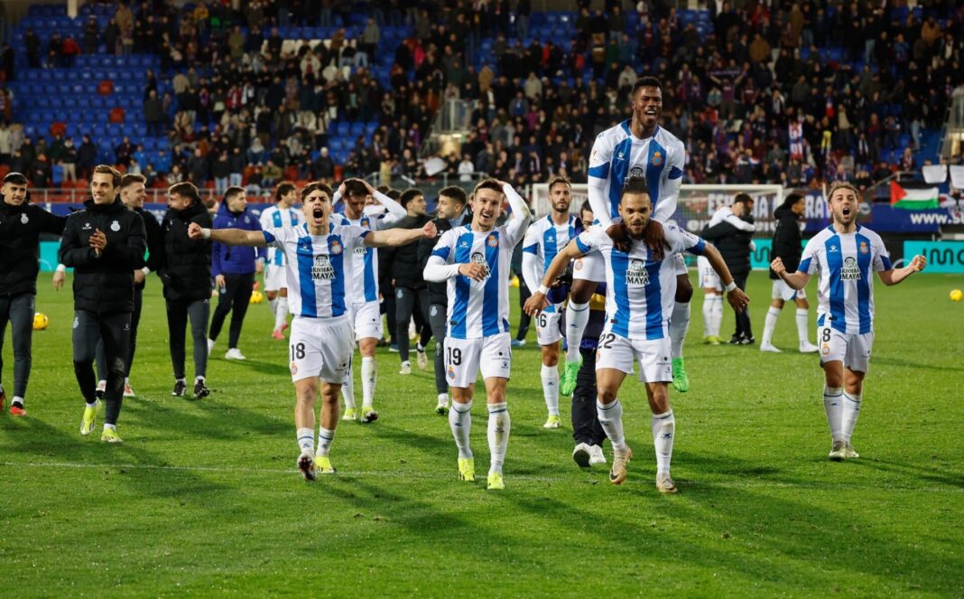 Atletas do Espanyol de Barcelona celebram vitória