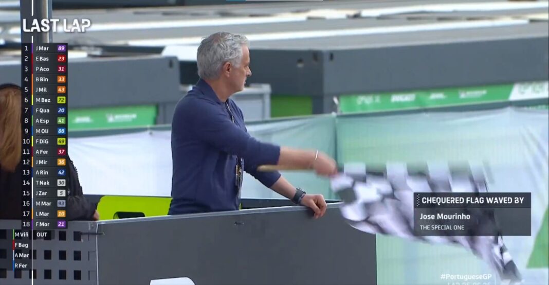 José Mourinho a mostrar a bandeira a Jorge Martín