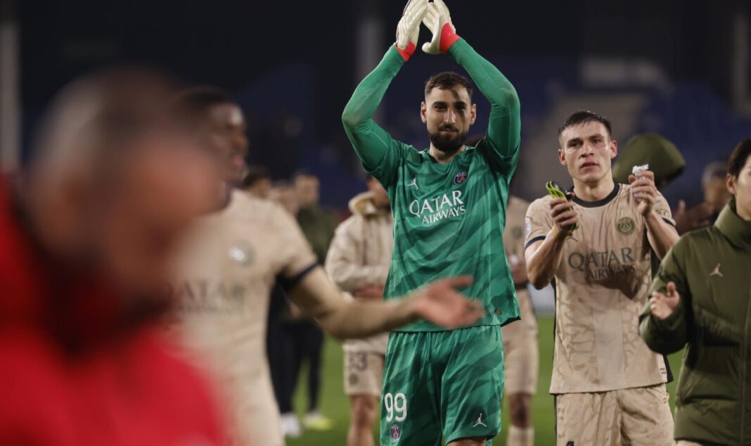 Atletas do PSG a baterem palmas