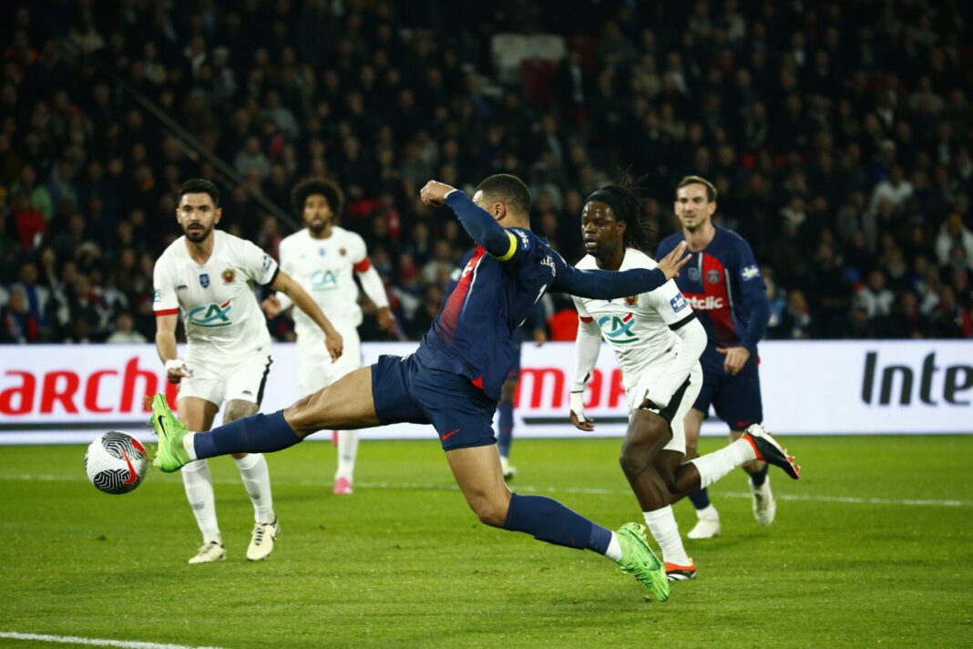 PSG a celebrar golo de Kylian Mbappé