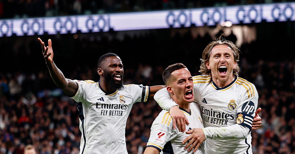 Atletas do Real Madrid a celebrar golo