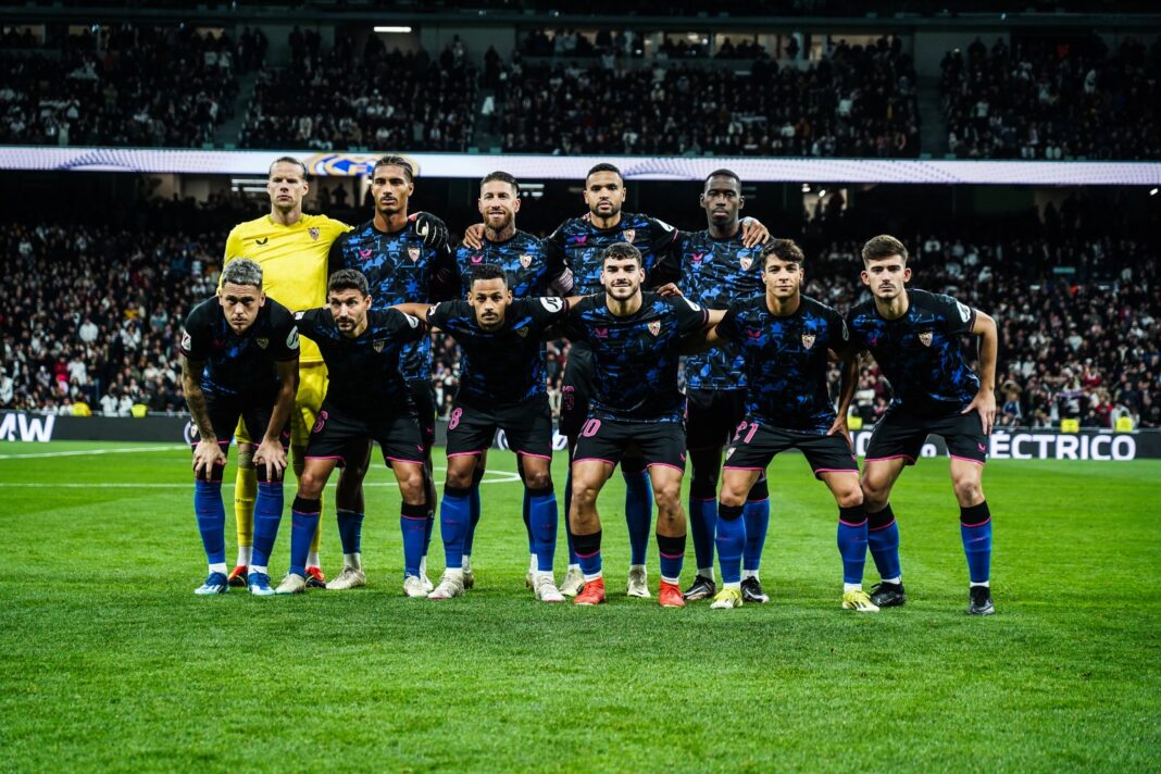 Atletas do Sevilha antes do jogo