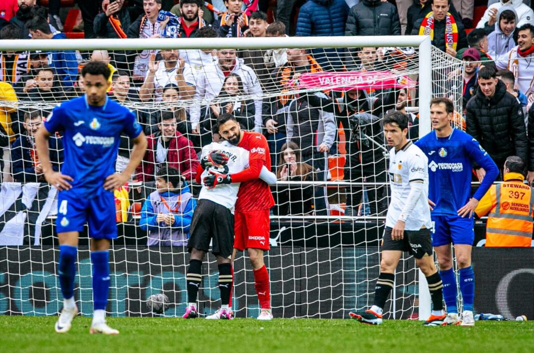 Atletas do Valência a jogar contra o Getafe