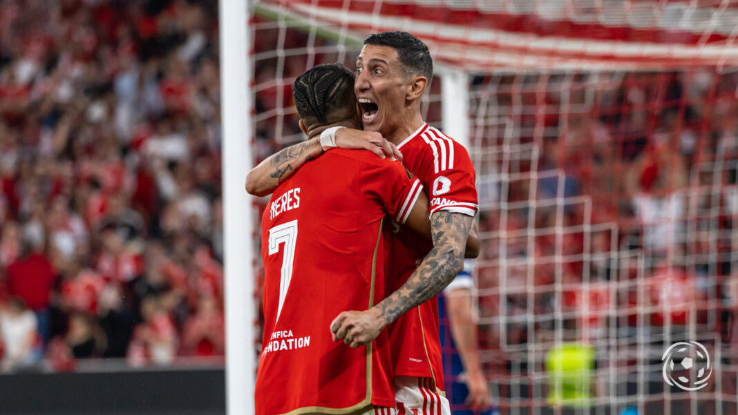 Angel Di María e David Neres celebram um golo do Benfica
