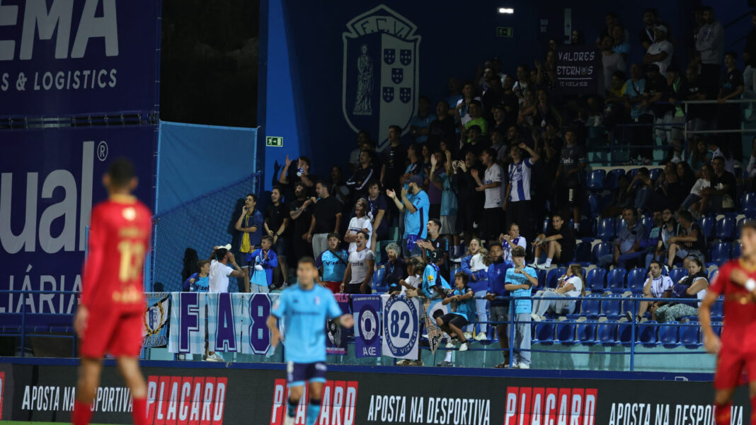 Adeptos do Vizela no jogo com o Gil Vicente