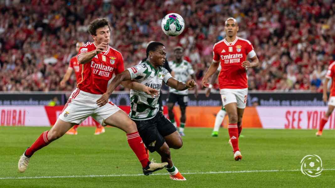 João Neves a jogar pelo Benfica