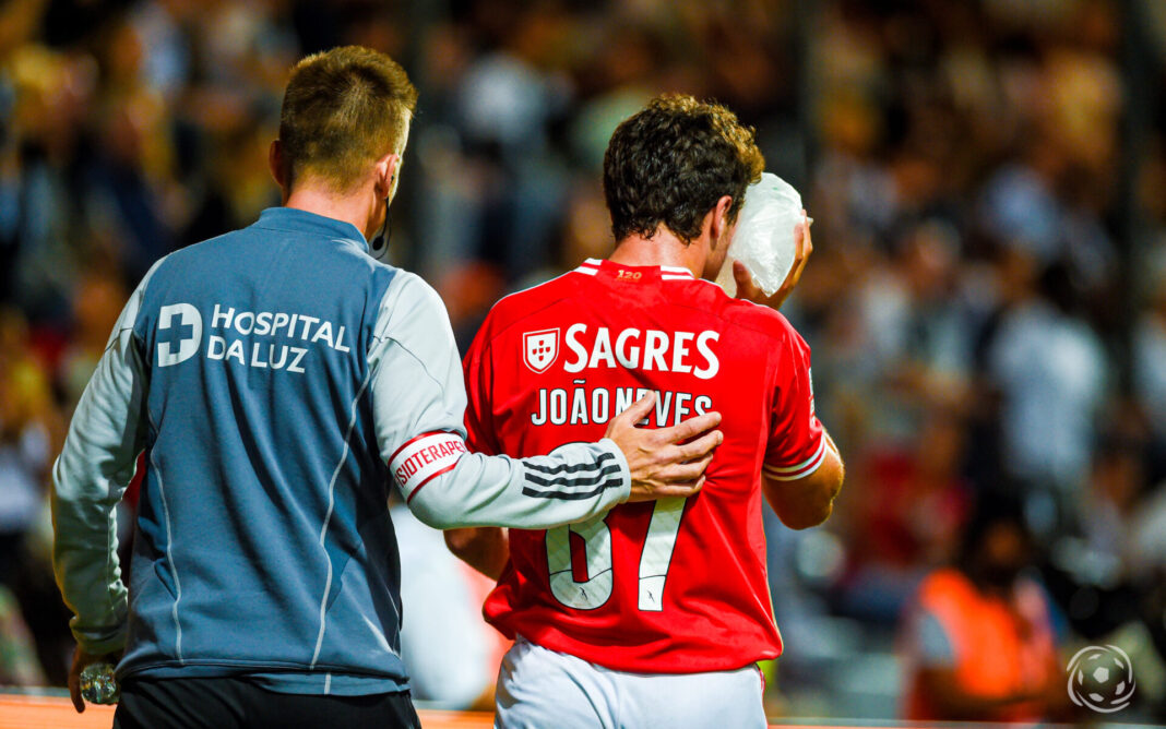 João Neves a jogar pelo Benfica e agenciado por Jorge Mendes