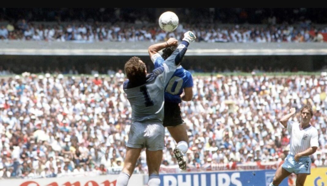 Maradona no Argentina Inglaterra com uma das bolas mais famosas de sempre