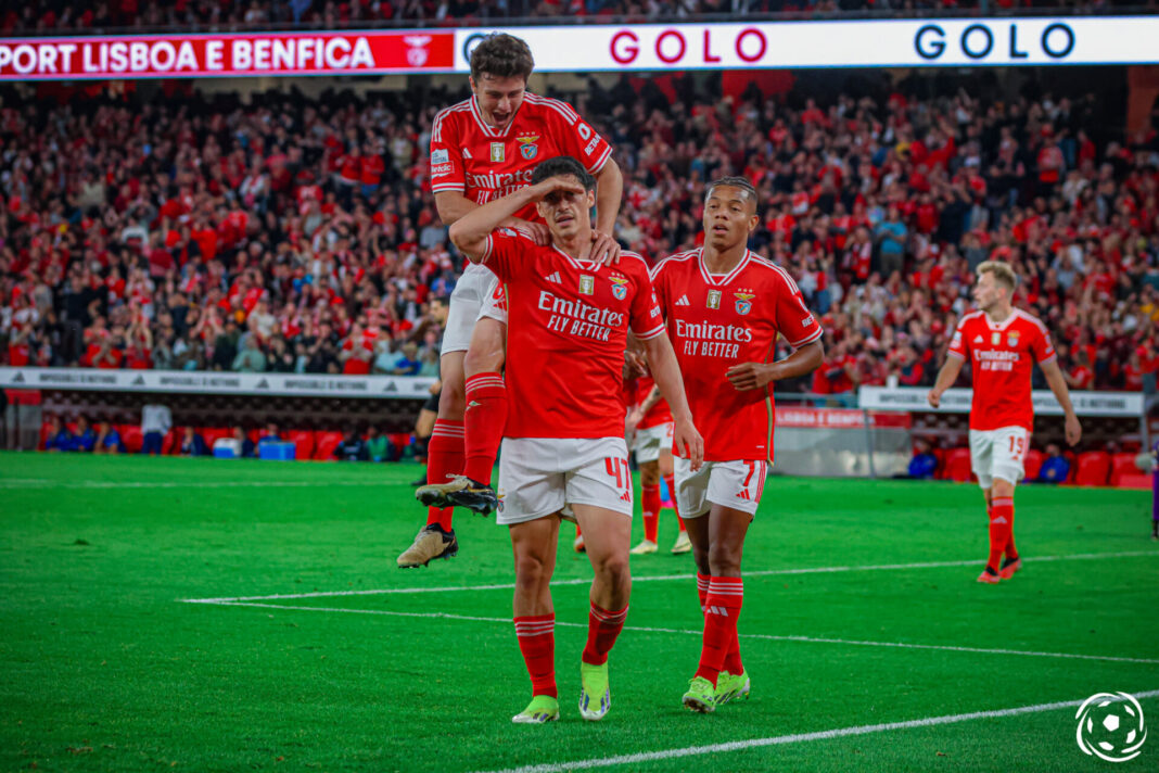 Tiago Gouveia, João Neves e David Neres celebram um golo do Benfica